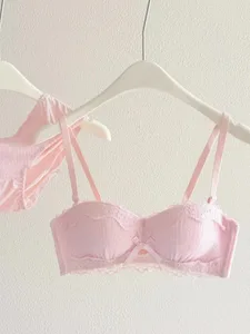 Set Lingerie Seksi Berenda Bra Setengah Cangkir Pembentuk Payudara Kecil dengan Bantalan Tebal Push Up Bra Setengah Cangkir Pakaian Dalam Intim Singkat Tersembunyi