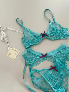 Havfrueblått tredelt undertøyssett med tynt undertøy med store bryster sexy blonde-BH pustende romantiske BH-er med underbuksedress