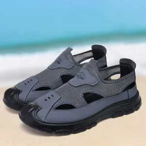 2026 Nya Hollow Out Andas Man Skor Sommar Casual Strand Herrsandaler Utomhus Ultra Lätt Anti Halk Promenad Skor för Man